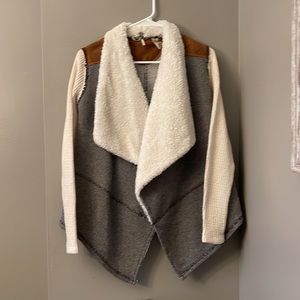 BKE by Buckle Women’s Vest size XS. Has Sherpa, suede and sweater